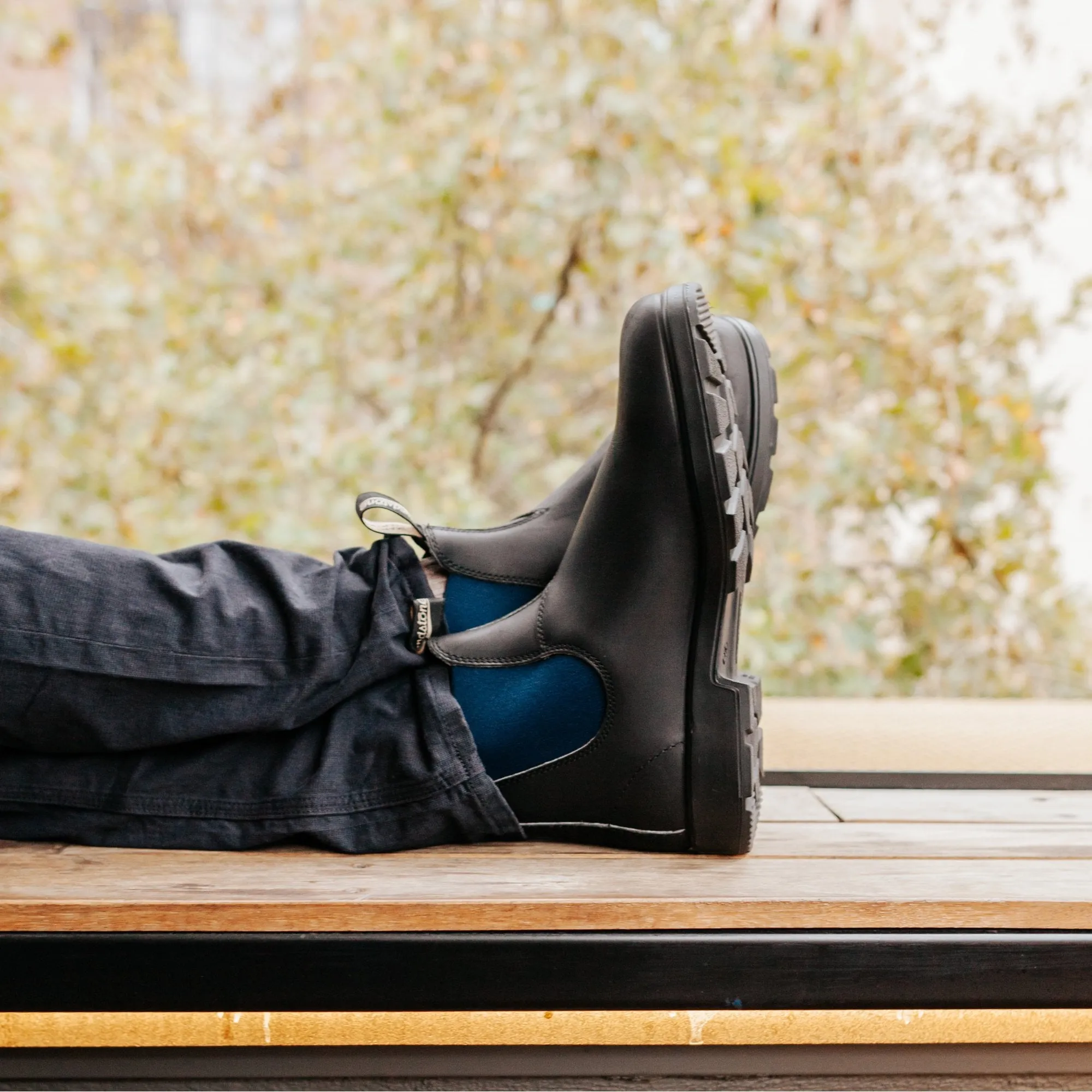 BLUNDSTONE 1917 Leather Boots with Blue Elastic in Voltan Black