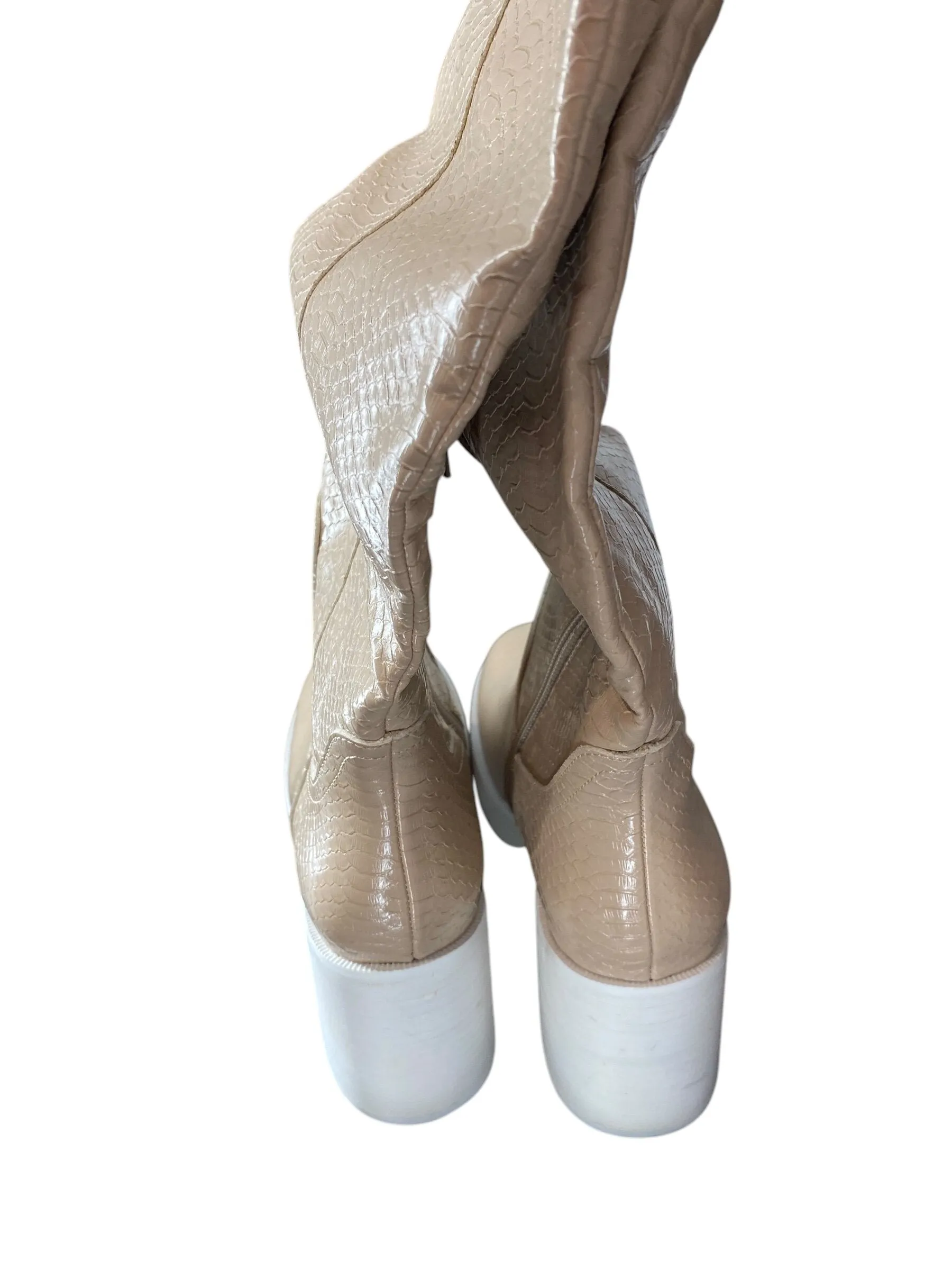 Boots Knee Heels By Clothes Mentor In Tan & White, Size: 7