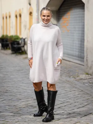 Catnoir Pudder oversized ullkjole med høy hals og lommer