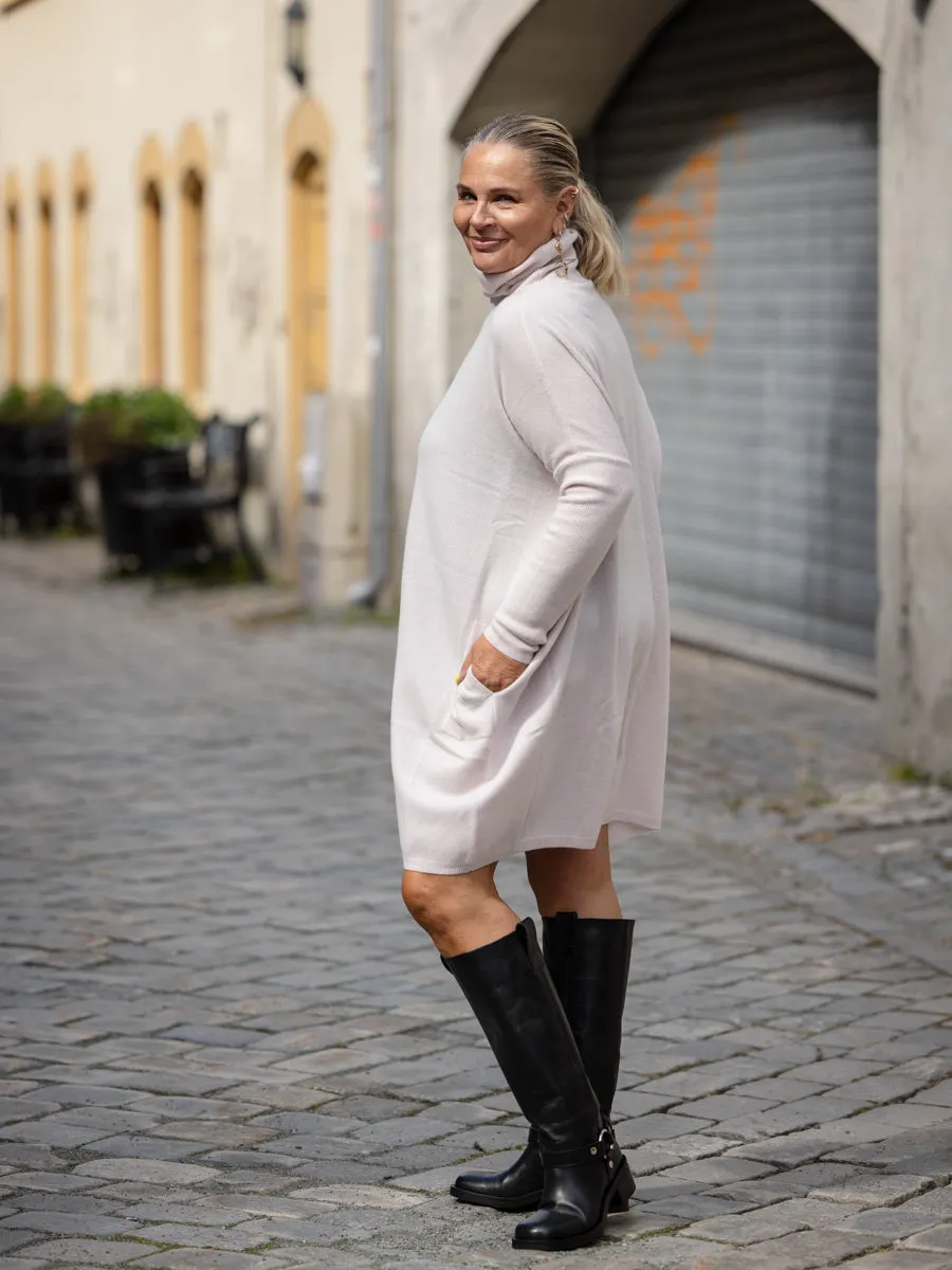 Catnoir Pudder oversized ullkjole med høy hals og lommer