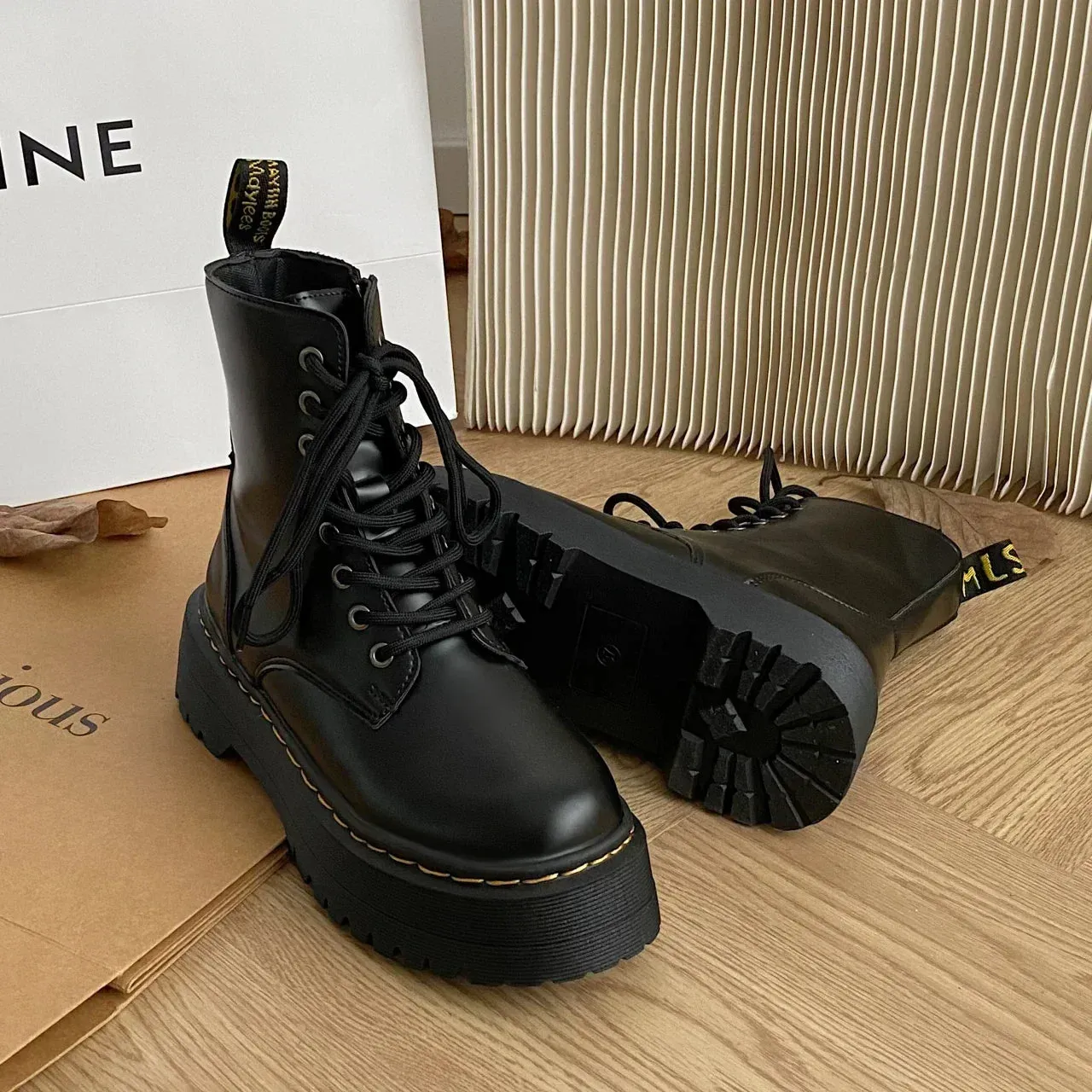 Classic ladies PU leather Chelsea boots with platform