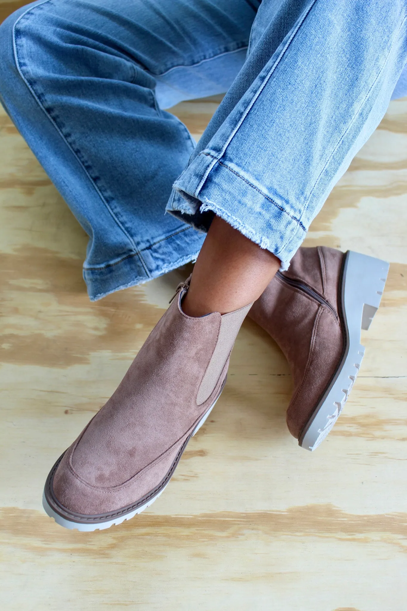 Cool Essential Chelsea Boot • Taupe