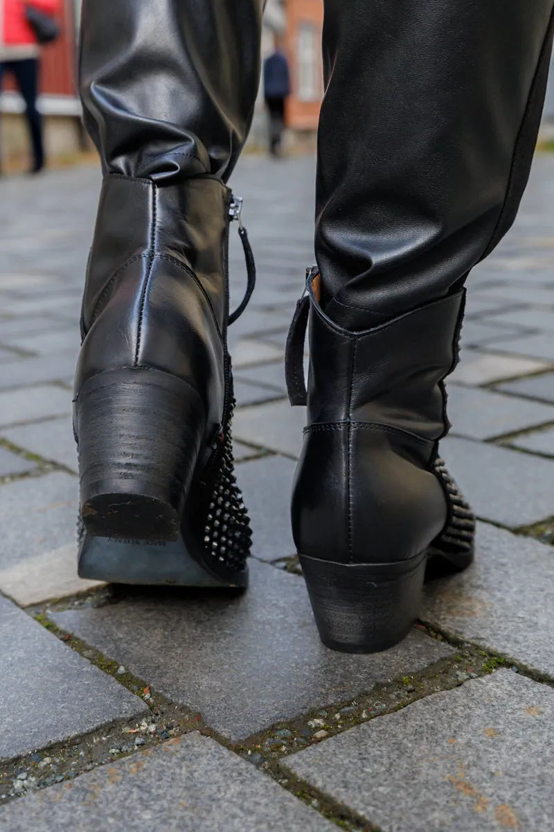 GIO  Sort kort boots med sølv stener og liten hel