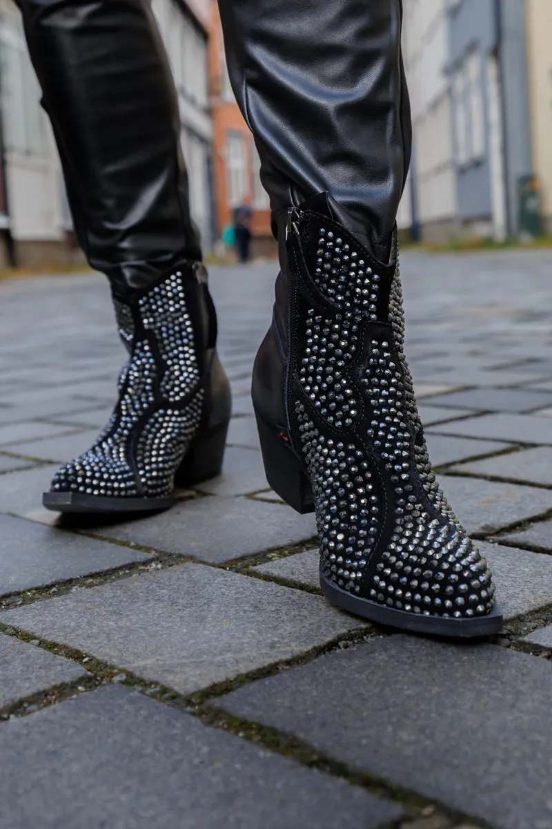 GIO  Sort kort boots med sølv stener og liten hel