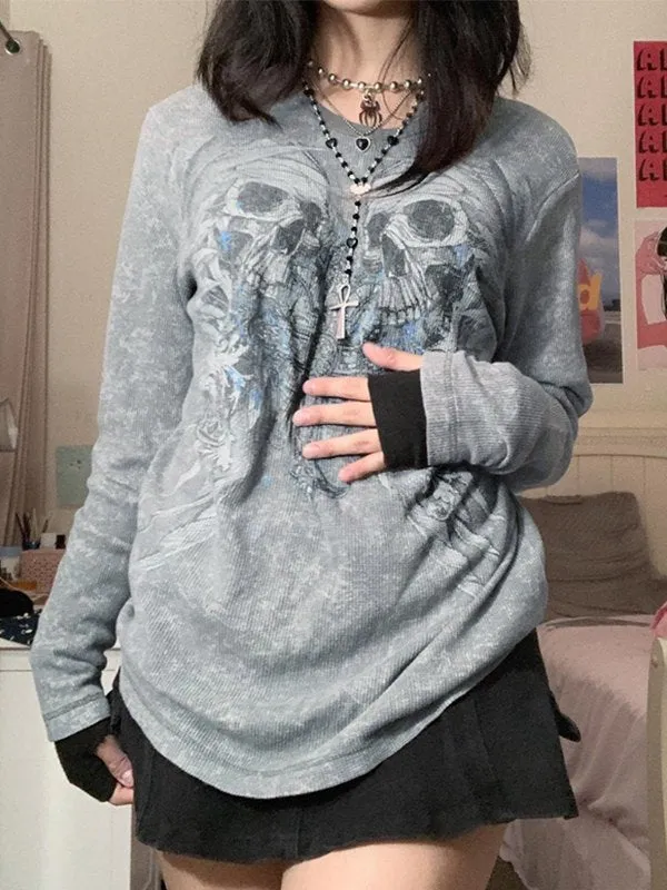 Graues Vintage Langarmshirt mit Kreuz- und Totenkopf Print