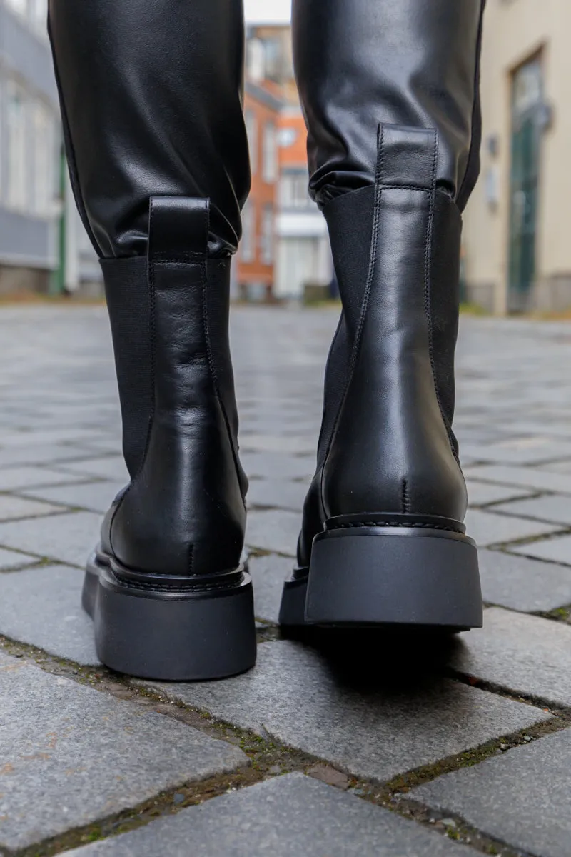 KMB Sort platå boots med strikk i siden