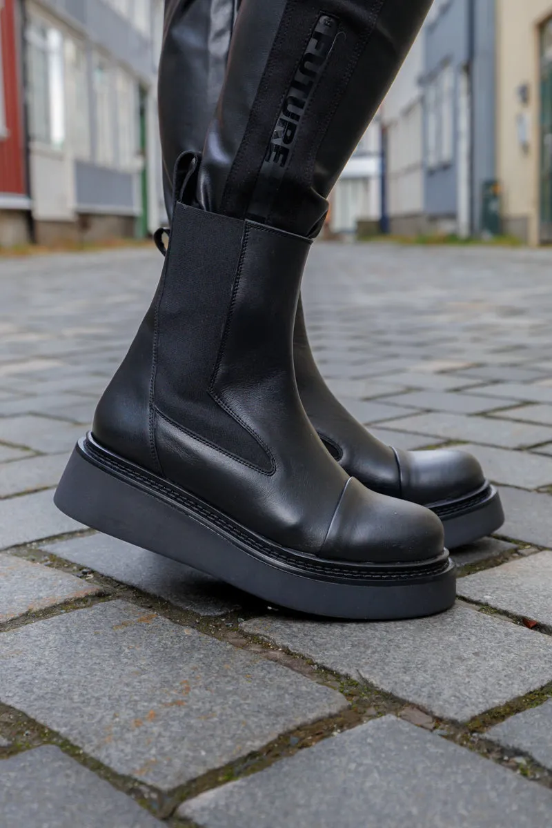 KMB Sort platå boots med strikk i siden