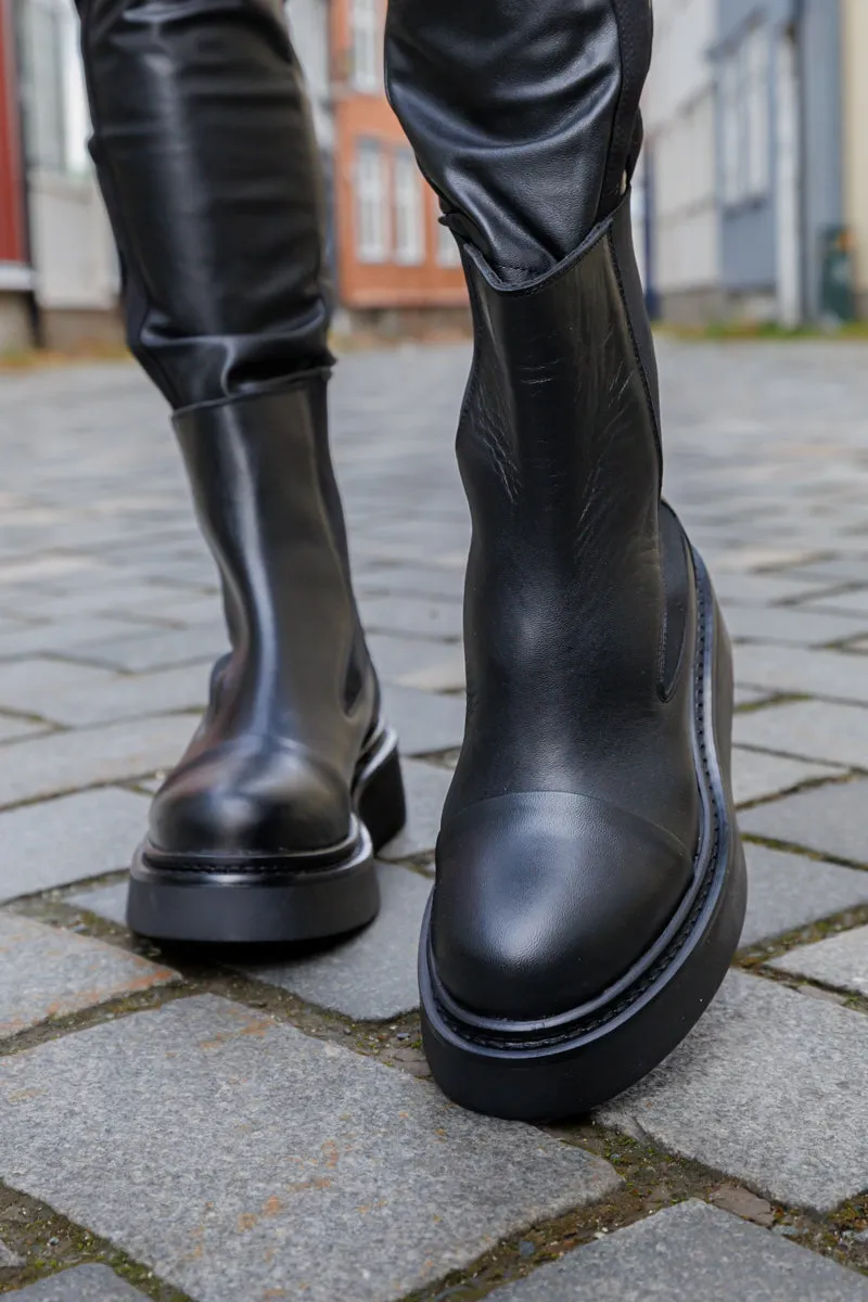 KMB Sort platå boots med strikk i siden