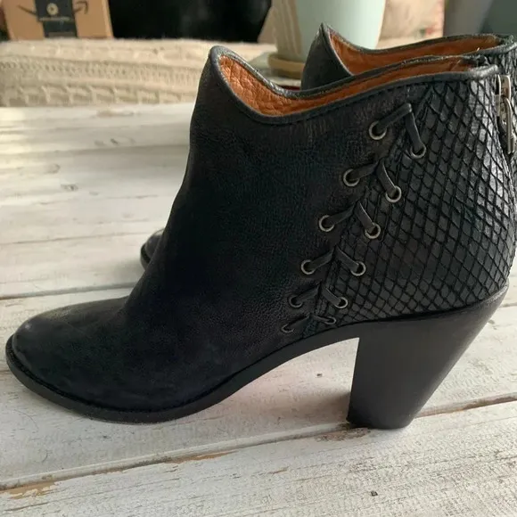Trask, Suede, Made in Mexico, women’s heeled booties, size 6, lace up detail